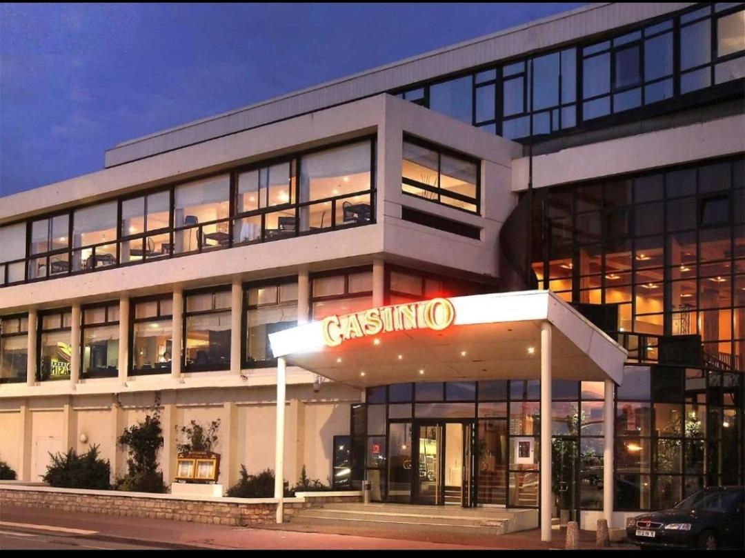 Chez Vincent, Doubles Equipees, Avec Acces Prive, Tres Bon Emplacement Dans Dieppe, Au Calme, Avec Parking Gratuit Et Cloture, Terrasse Et Grand Jardin, Simple Et Convivial, Animaux Admis Habitación en casa particular